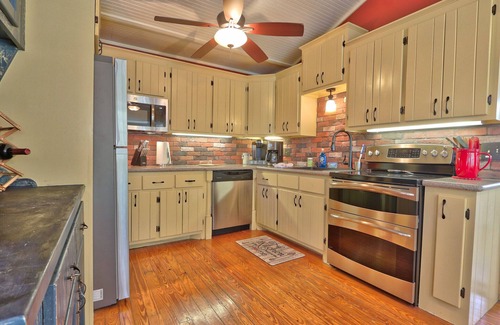 San Marcos Cottage | Sunflower Ridge Cottage - 2 Bedroom Sunny Retreat