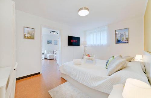 Pregassona Apartment | Sunflowers, Monte Brè & WiFi, Free Parking