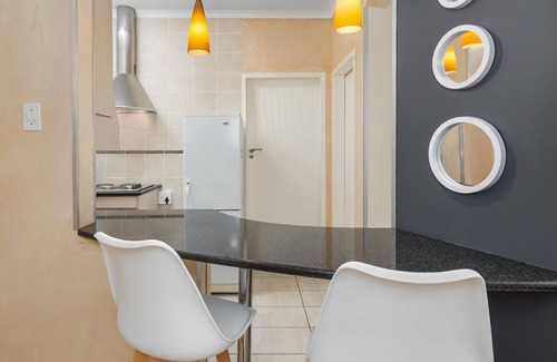 Mouille Point Apartment | Sunny and Warm Apartment | Great Location | DSTV