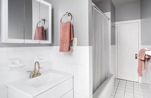 Harlem Apartment | Sunny Apartment in Harlem. 3 blocks from Subway. Elevator Building and Security