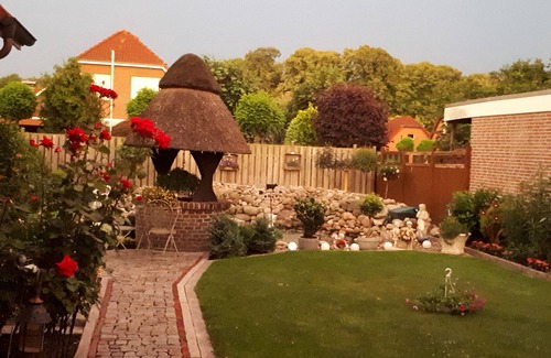 Neermoor Apartment | Sunny apartment with balcony and pond view