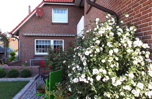 Neermoor Apartment | Sunny apartment with balcony and pond view