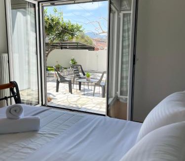 Korinthos Apartment | Sunny Beach House