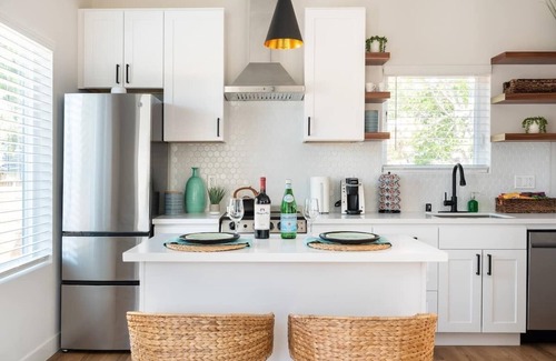 West Atherton House | Sunny π Guesthouse near Stanford π² w/private patio