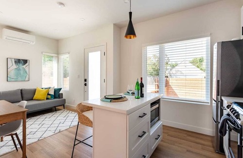 West Atherton House | Sunny π Guesthouse near Stanford π² w/private patio