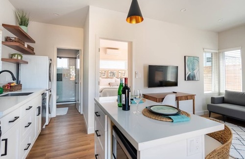 West Atherton House | Sunny π Guesthouse near Stanford π² w/private patio