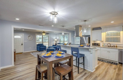 Hearne House | Sunny Hearne Home Near Universities!