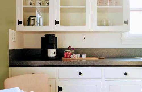 Pendleton House | Sunny House- 2 Br. Cottage in tranquil Pendleton