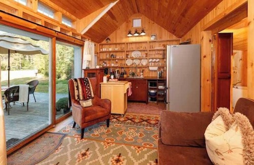 Whitefield House | Sunny Waterfront Cottage at FarAway Pond