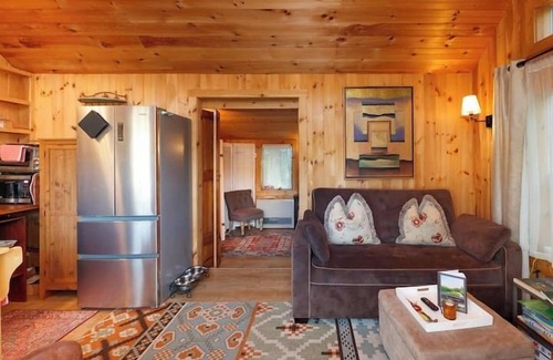 Whitefield House | Sunny Waterfront Cottage at FarAway Pond