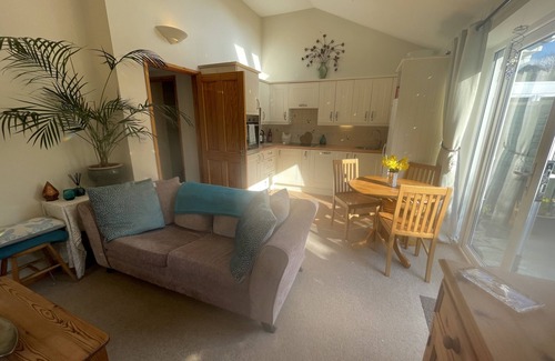 Veryan Cottage | Sunnyside - a holiday home that sleeps 2 guests in 1 bedroom