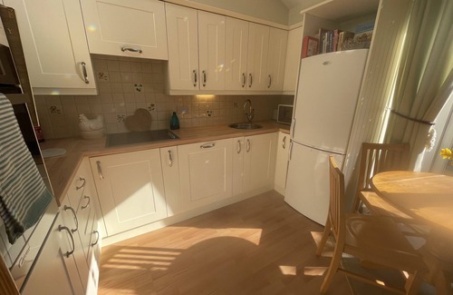 Veryan Cottage | Sunnyside - a holiday home that sleeps 2 guests in 1 bedroom