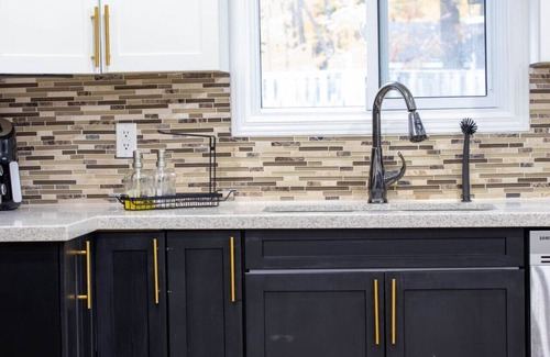 Midland House | Sunnyside Stay-3bdrm w/Gym!