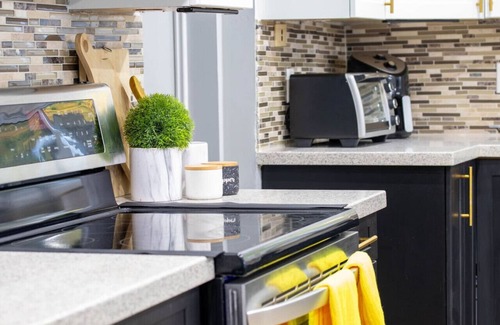 Midland House | Sunnyside Stay-3bdrm w/Gym!