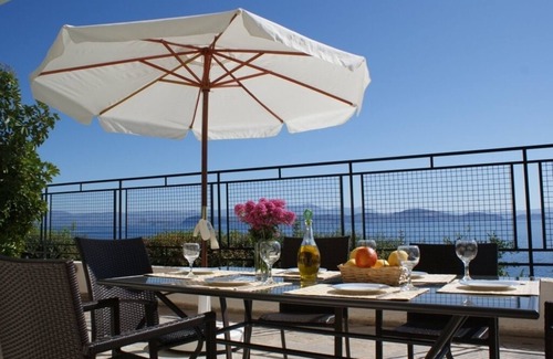 Kefalari Apartment | Sunrise 4 - Beautifully Located Air Conditioned Apartment Above Beach