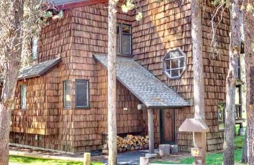 Sunriver Condo | Sunriver Escape with A/C, BBQ & Golf Course View