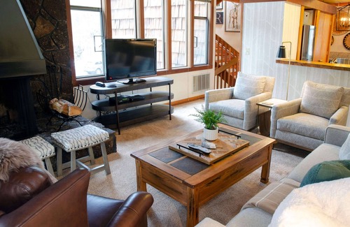 Sunriver Condo | Sunriver Escape with A/C, BBQ & Golf Course View