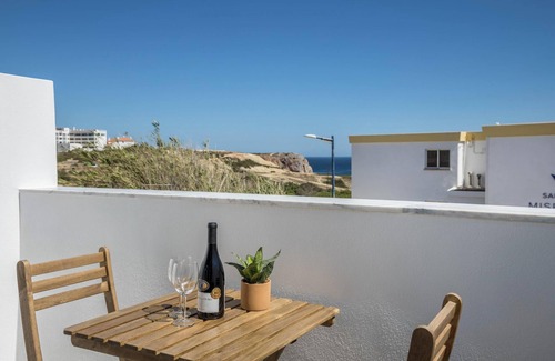 Sagres Apartment | 'Sunset Apartment' close to the Beach with Terrace & Wi-Fi