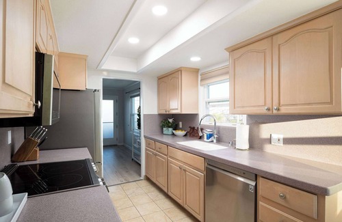 Point Loma Heights House | Sunset Balcony View! | Kids Playset | Sleeps 10