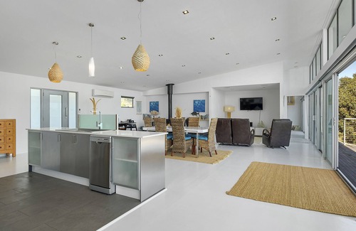 Alonnah House | Sunset Bay Escape- A spectacular place to unwind with a loved one or friends