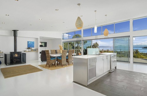 Alonnah House | Sunset Bay Escape- A spectacular place to unwind with a loved one or friends