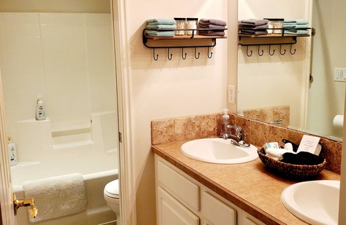 Nampa House | Sunset Hills1600 sq. ft. lower-level apt. (3 bedrooms, 2 king beds)