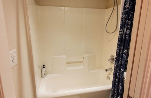 Nampa House | Sunset Hills1600 sq. ft. lower-level apt. (3 bedrooms, 2 king beds)