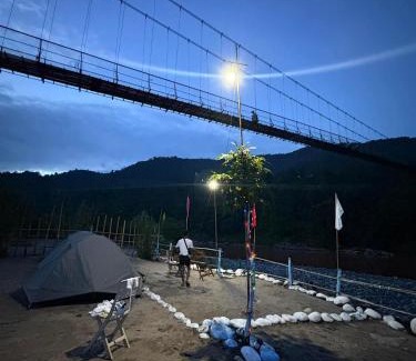 Laitmawsiang Bed & Breakfast | Sunset Riverside Cottage, Umngot River