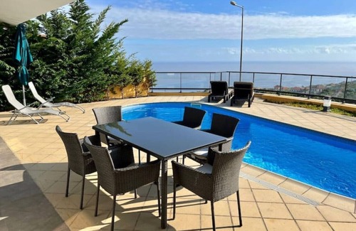 Canhas Villa | Sunset villa with heated pool and stunning views