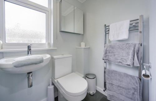 Rustington House | Super 5 Bedroom Family Friendly Retreat Rustington