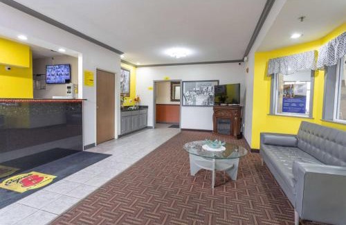 Big Rapids Hotel | Super 8 by Wyndham Big Rapids