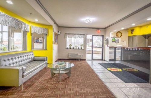 Big Rapids Hotel | Super 8 by Wyndham Big Rapids