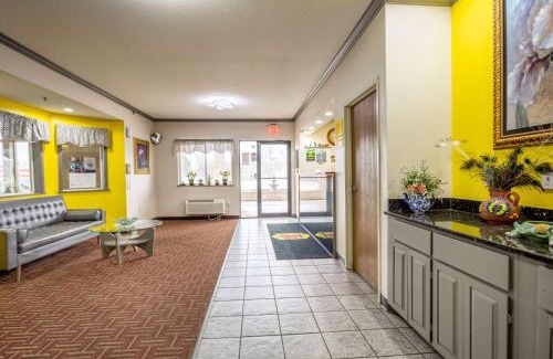 Big Rapids Hotel | Super 8 by Wyndham Big Rapids