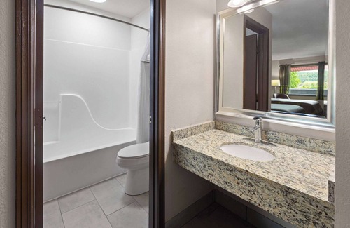 Bridgeport Hotel | Super 8 by Wyndham Bridgeport/Clarksburg Area