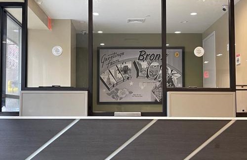 West Bronx Hotel | Super 8 by Wyndham Bronx Near Botanical Garden