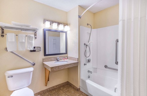 Decorah Hotel | Super 8 by Wyndham Decorah