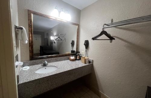 La Marque Hotel | Super 8 by Wyndham La Marque TX/Texas City Area