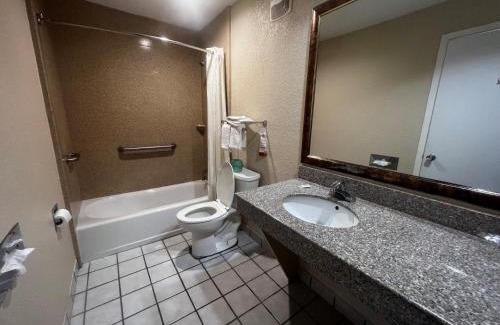 La Marque Hotel | Super 8 by Wyndham La Marque TX/Texas City Area