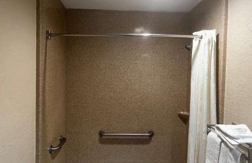 La Marque Hotel | Super 8 by Wyndham La Marque TX/Texas City Area