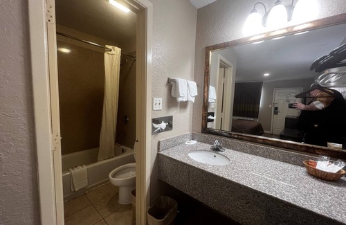 La Marque Hotel | Super 8 by Wyndham La Marque TX/Texas City Area