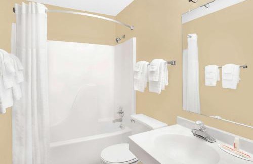 Mount Pleasant Hotel | Super 8 by Wyndham Mt Pleasant