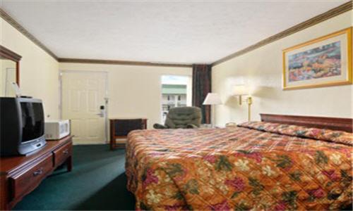 McDonough Hotel | Super 8 by Wyndham McDonough GA