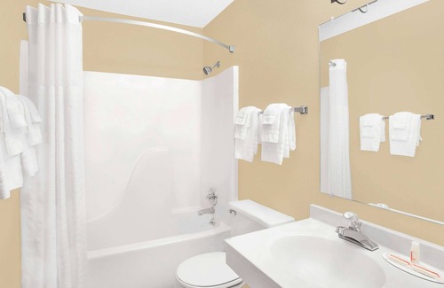 Mount Pleasant Hotel | Super 8 by Wyndham Mt Pleasant