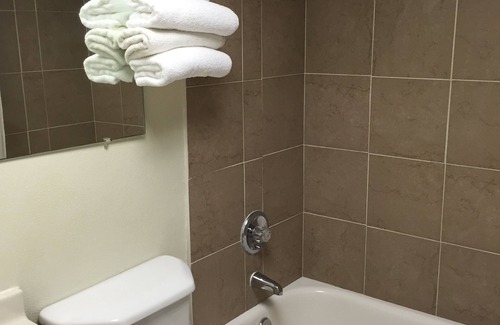 Redfield Hotel | Super 8 by Wyndham Redfield