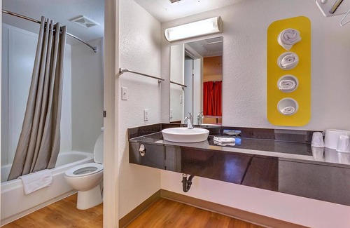 Santa Rosa Hotel | Super 8 by Wyndham Santa Rosa North