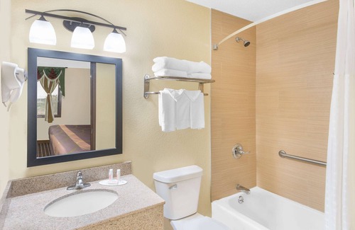 Webster City Hotel | Super 8 by Wyndham Webster City IA