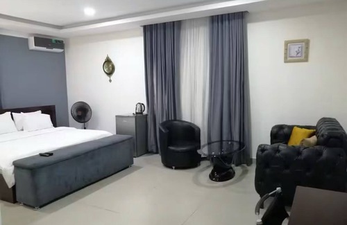 Lagos Cabin | Super Powered Mansion Room 24hr AC & Power
