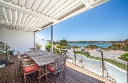 North Fremantle House | Superb Riverfront 3-Storey Home with Pool, deck and space