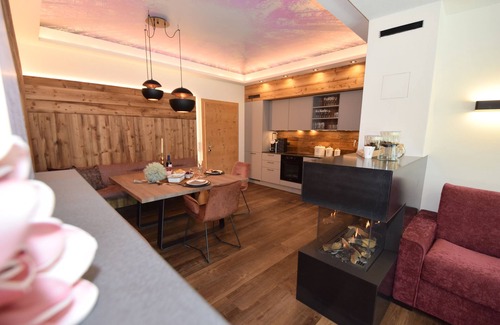 Emberg Ski Chalet | Superior Chalet Berggold - SKI in/SKI out, Sauna-Jacuzzi - by "wachterhof"