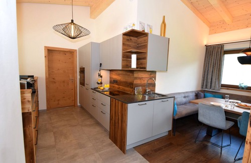 Emberg Ski Chalet | Superior Chalet Berggold - SKI in/SKI out, Sauna-Jacuzzi - by "wachterhof"